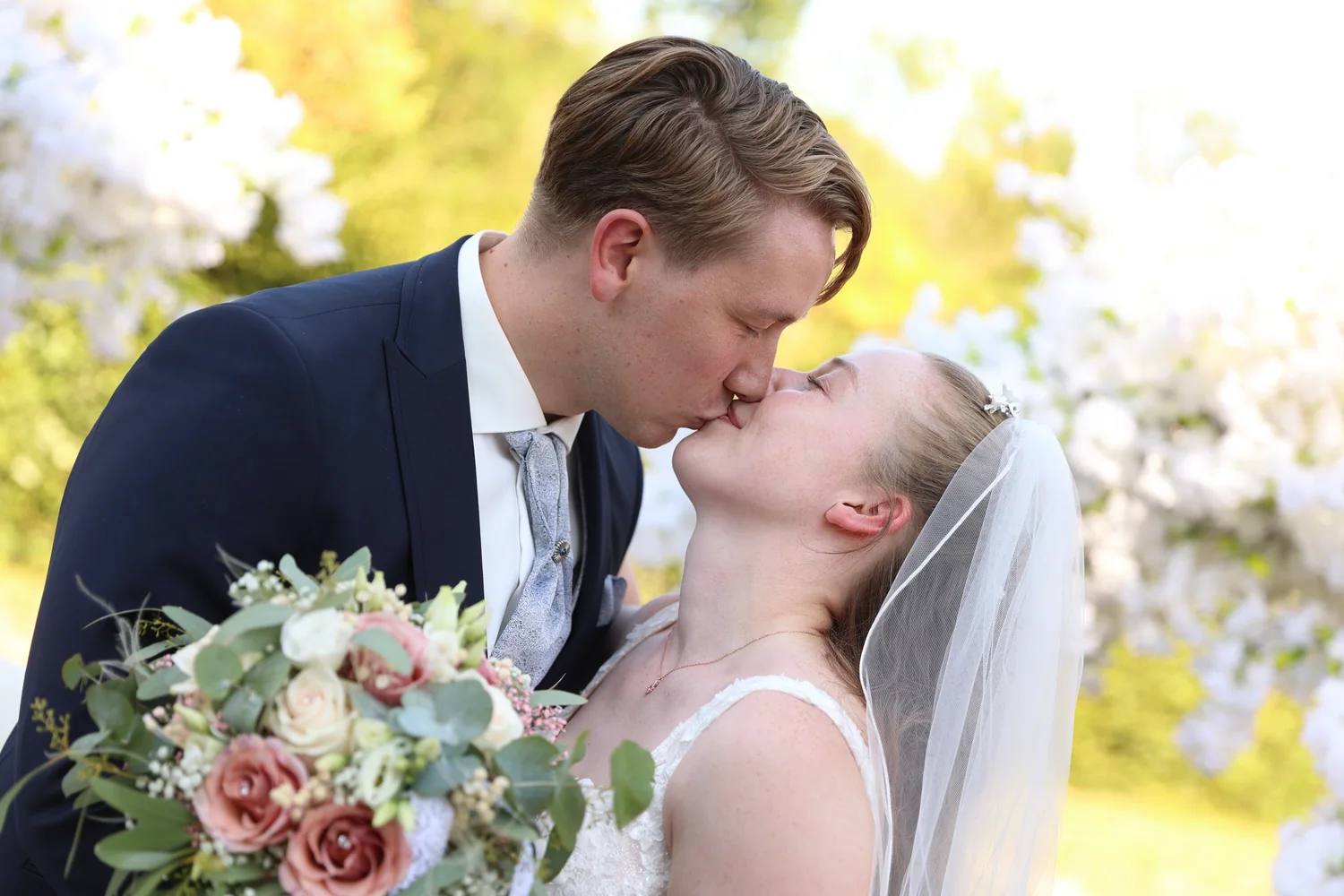 Nicola und Patrick beim Hochzeitskuss nach der freien Trauung in Hannover