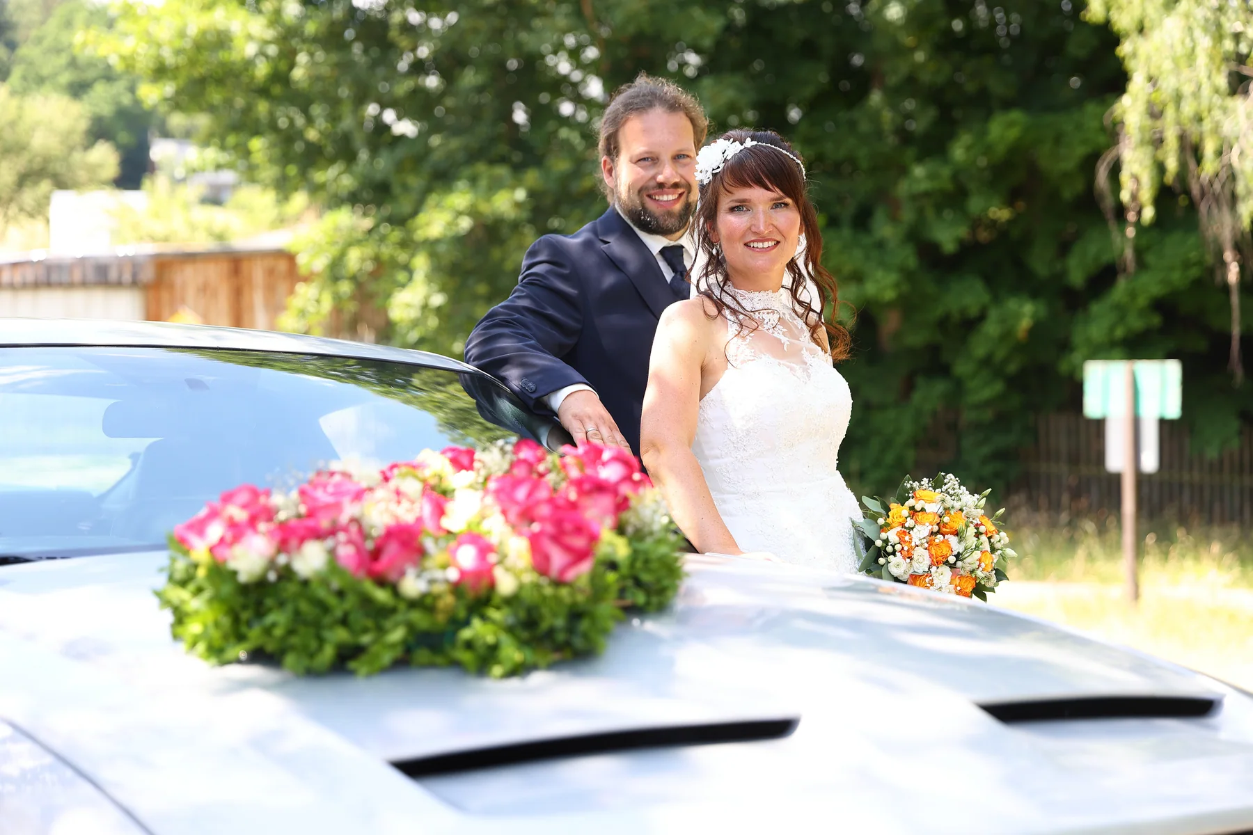Katrin und Jens mit ihrem geschmückten Mustang in Schneeberg