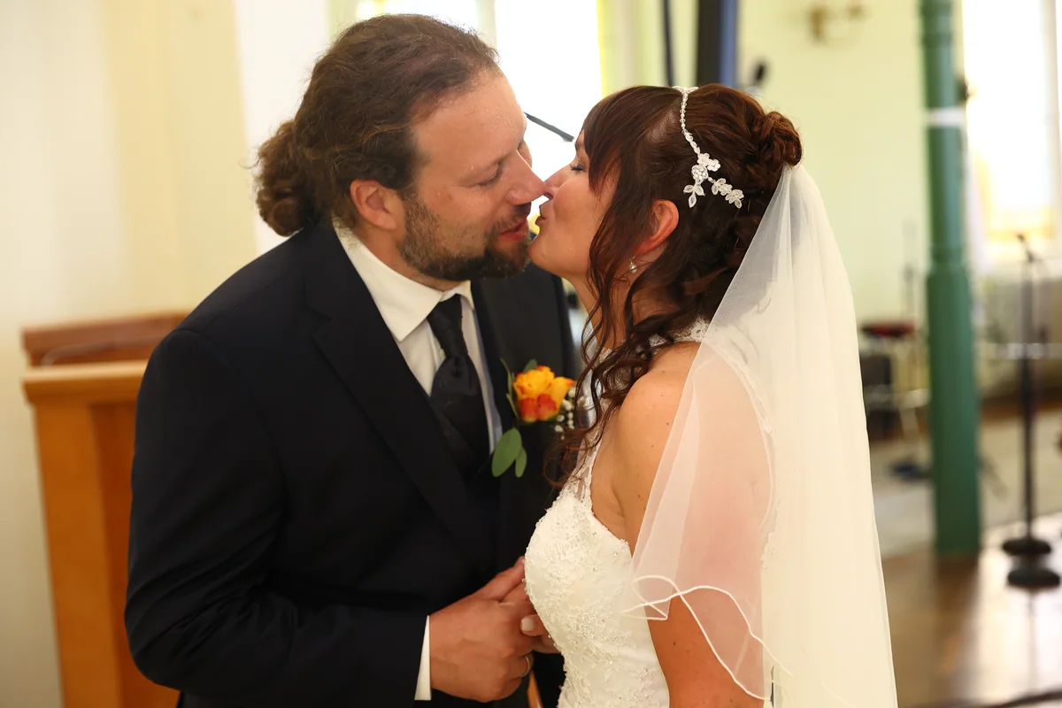 Hochzeitskuss während der Trauung in Schneeberg