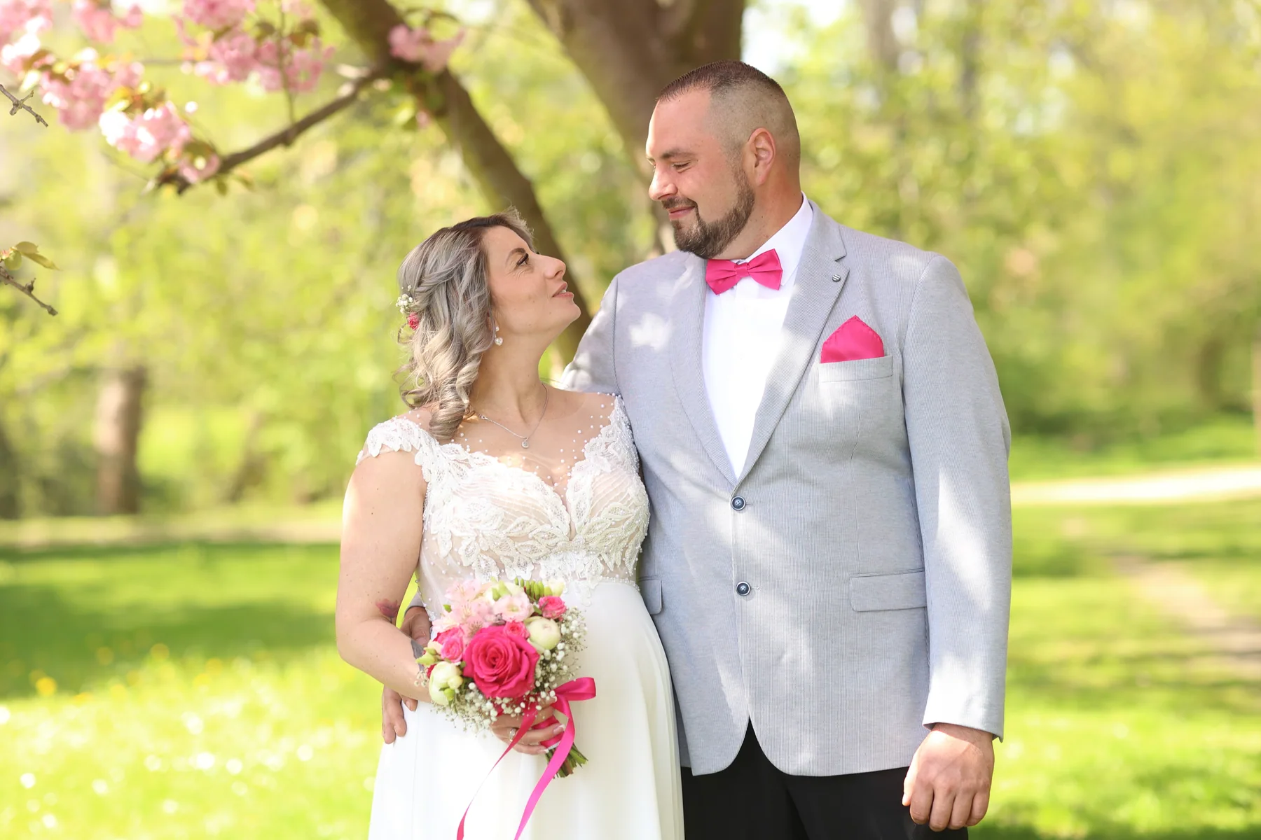 Jennifer und Daniel beim Paarshooting im Frühlingsgrün in Zwickau