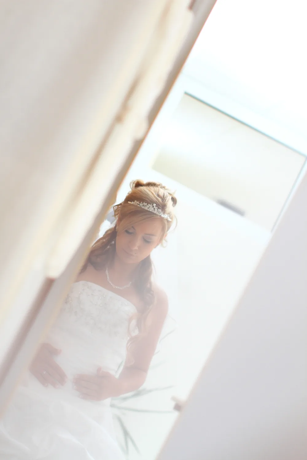 Ruhiger Moment der Braut beim Getting Ready