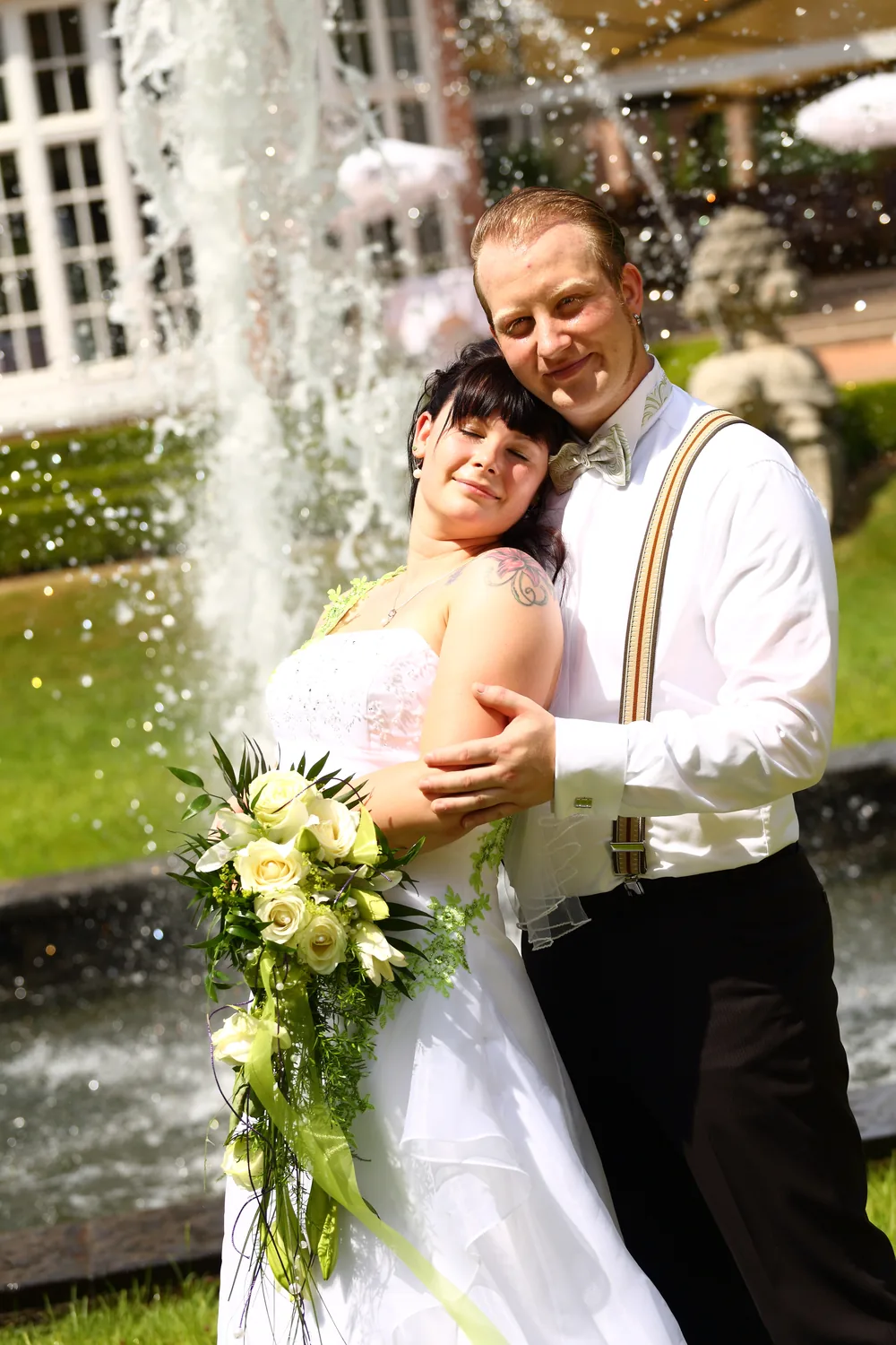 Inniger Moment eines Brautpaares beim Paarshooting