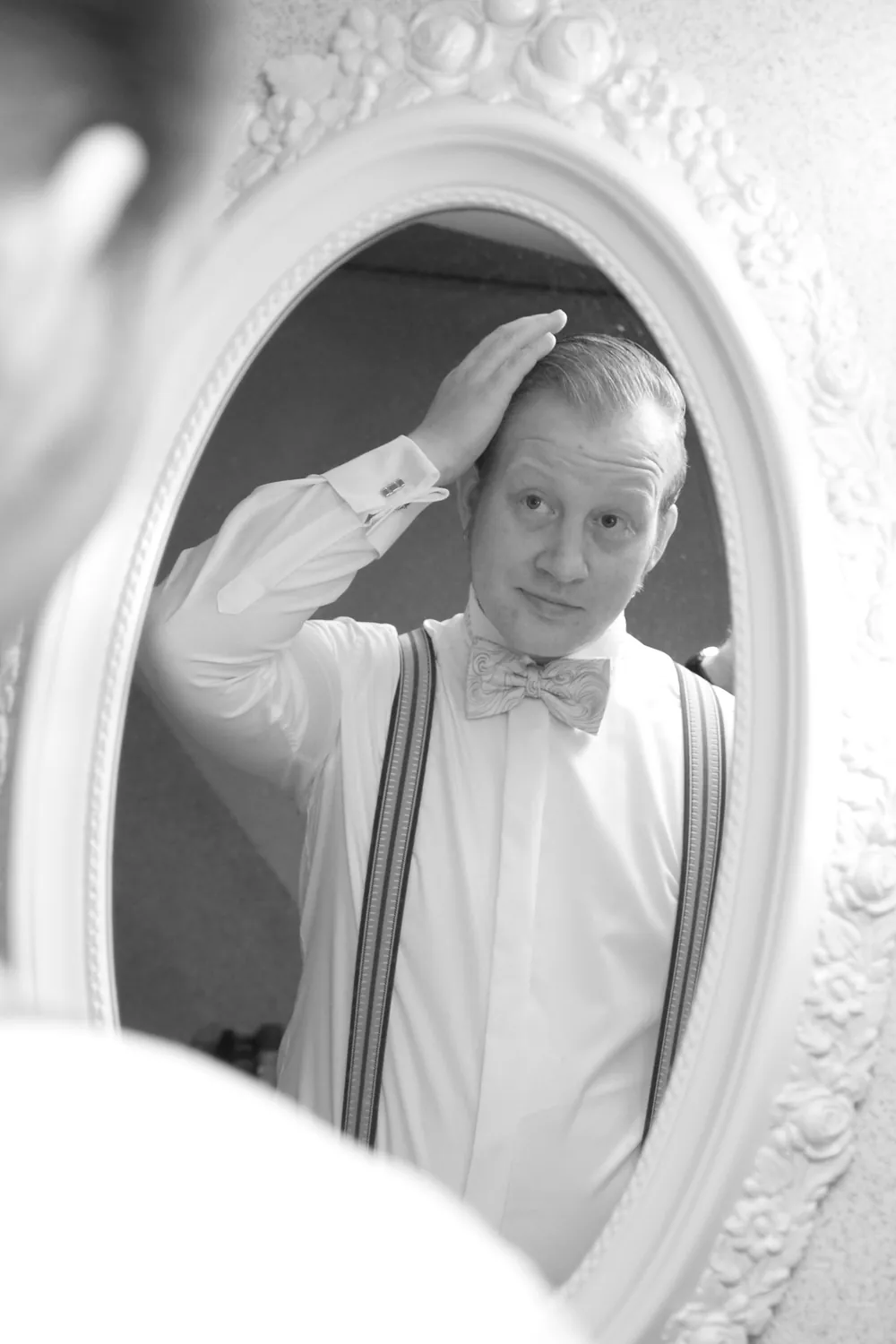 Bräutigam beim Getting Ready im Spiegel