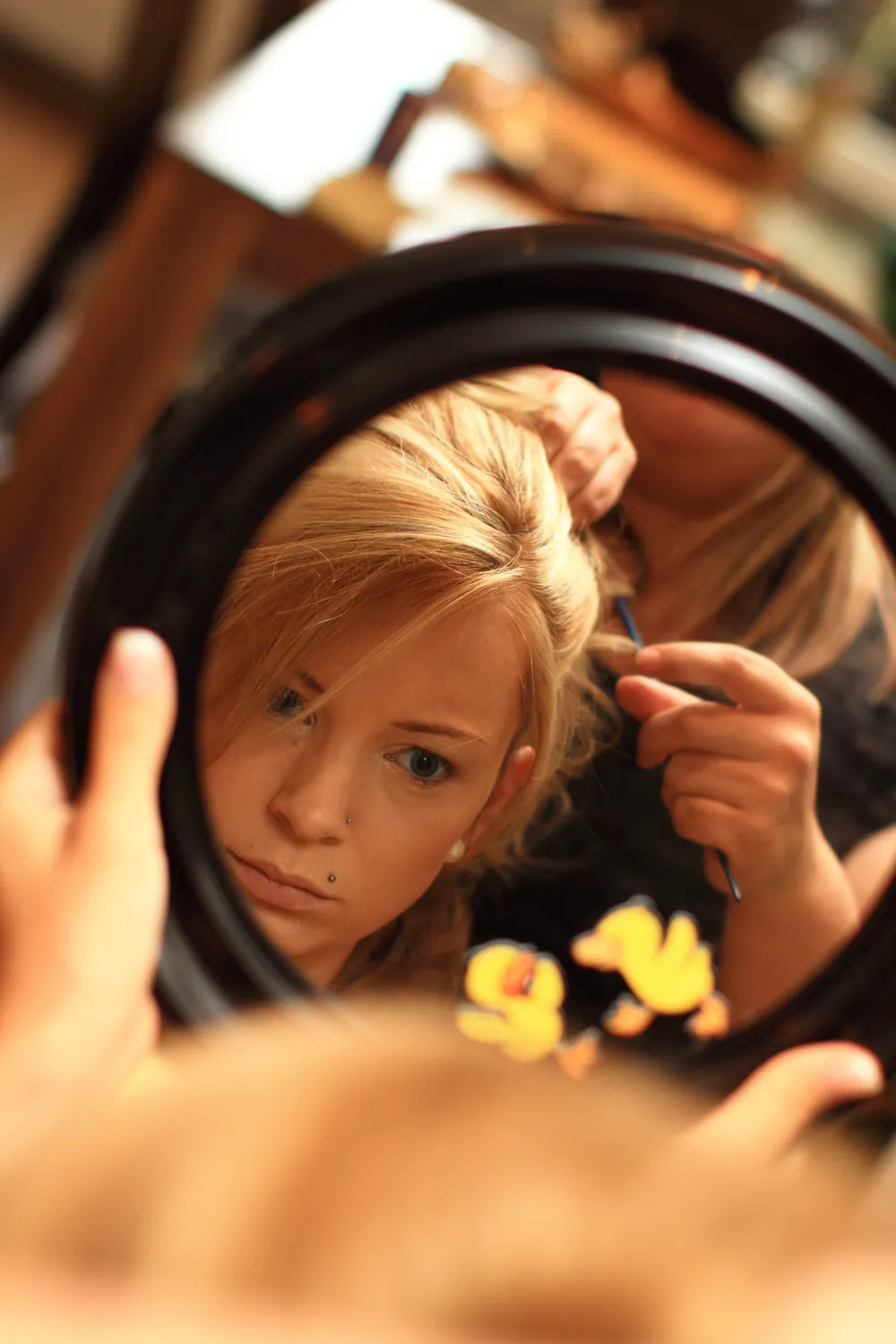 Braut beim Getting Ready im Spiegel