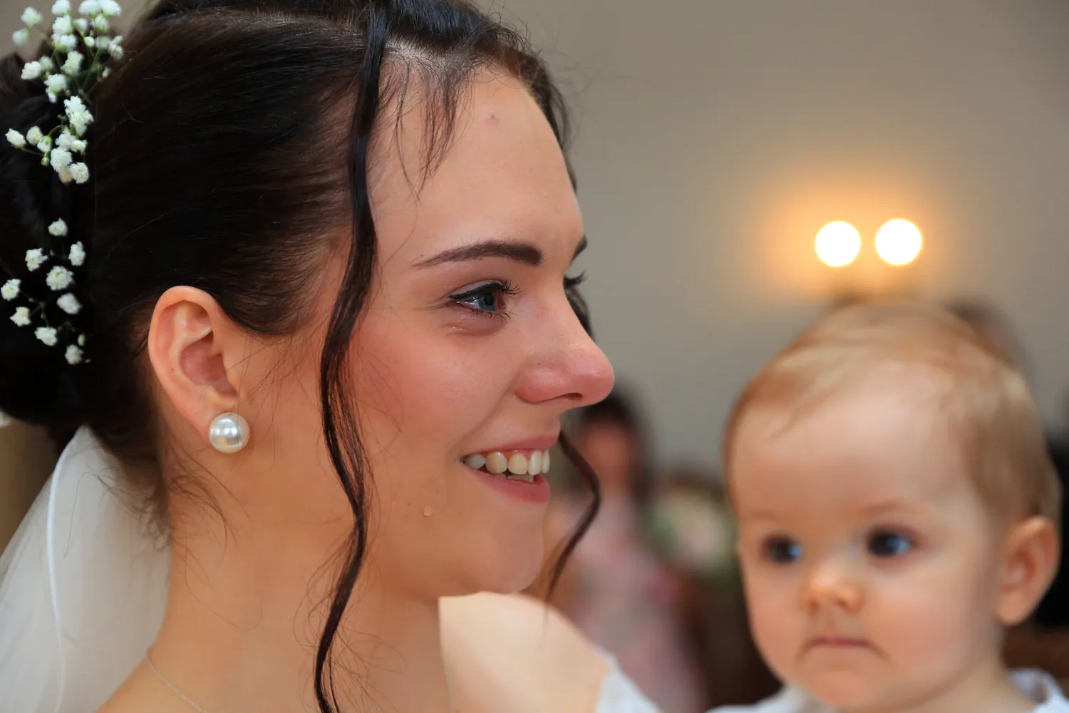 Emotionaler Trauungsmoment mit einem Baby im Vordergrund