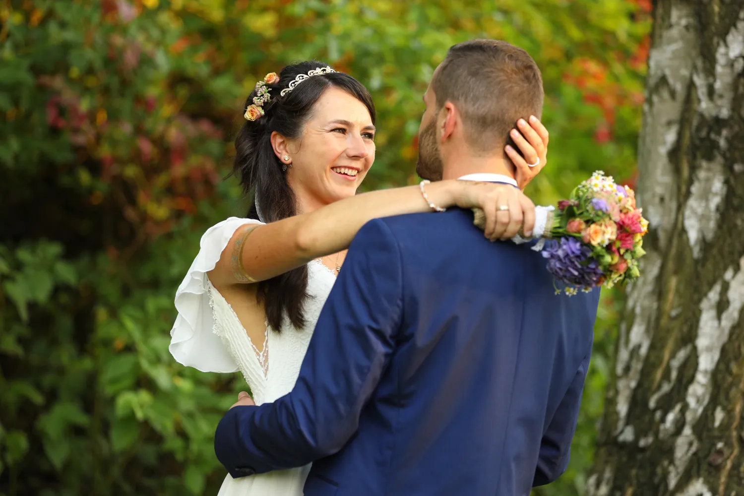 Braut lacht frei beim Paarshooting