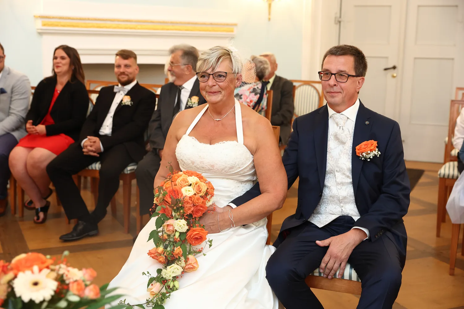 Berührender Moment des Brautpaares bei der Trauung