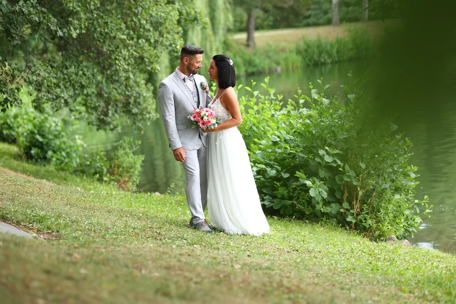 Ungestellter Moment eines Brautpaares