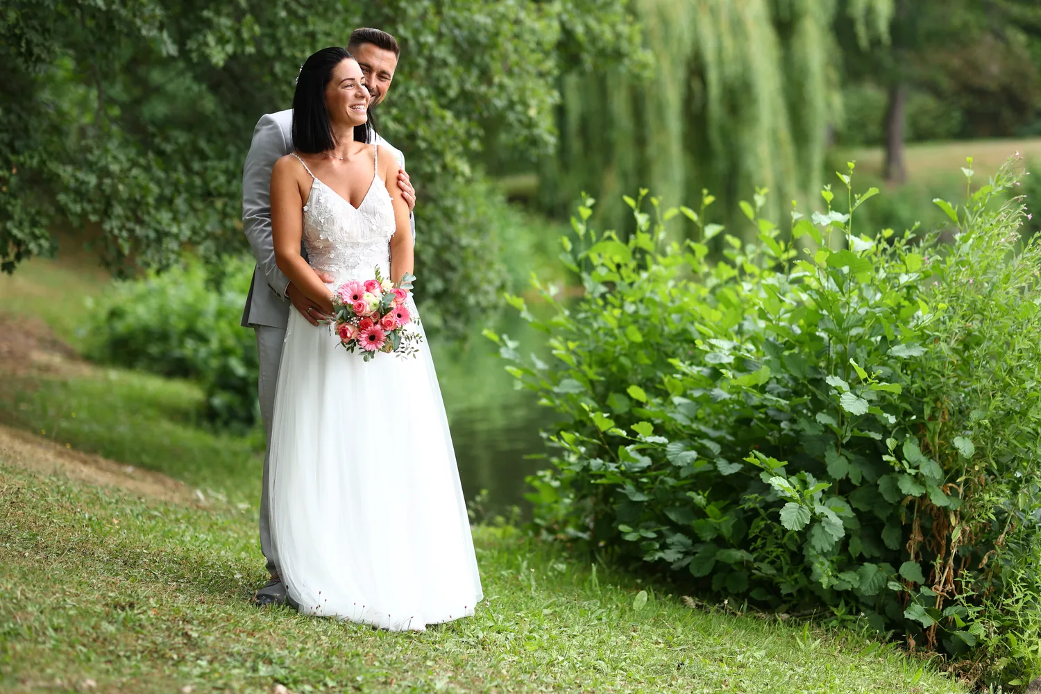 Inniger Moment eines Brautpaares beim Paarshooting