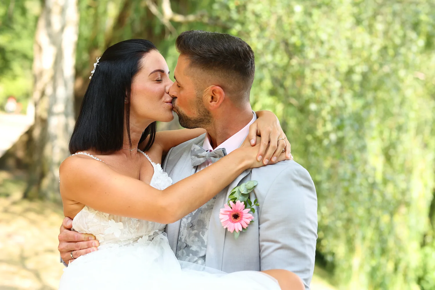 Inniger Moment eines Brautpaares beim Paarshooting