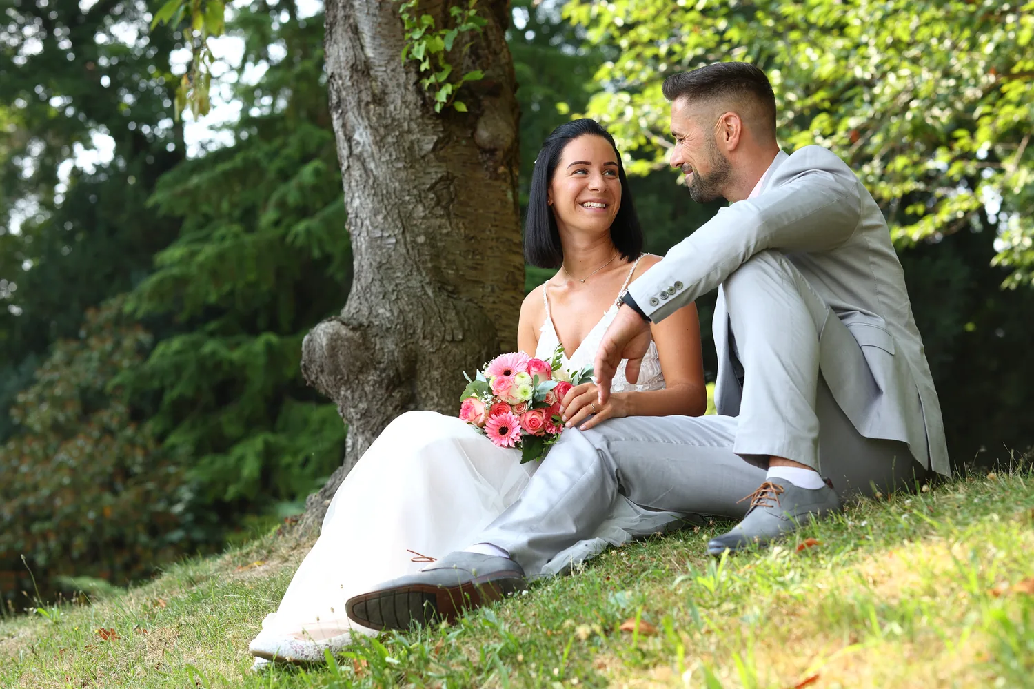 Echter Blick zwischen Braut und Bräutigam