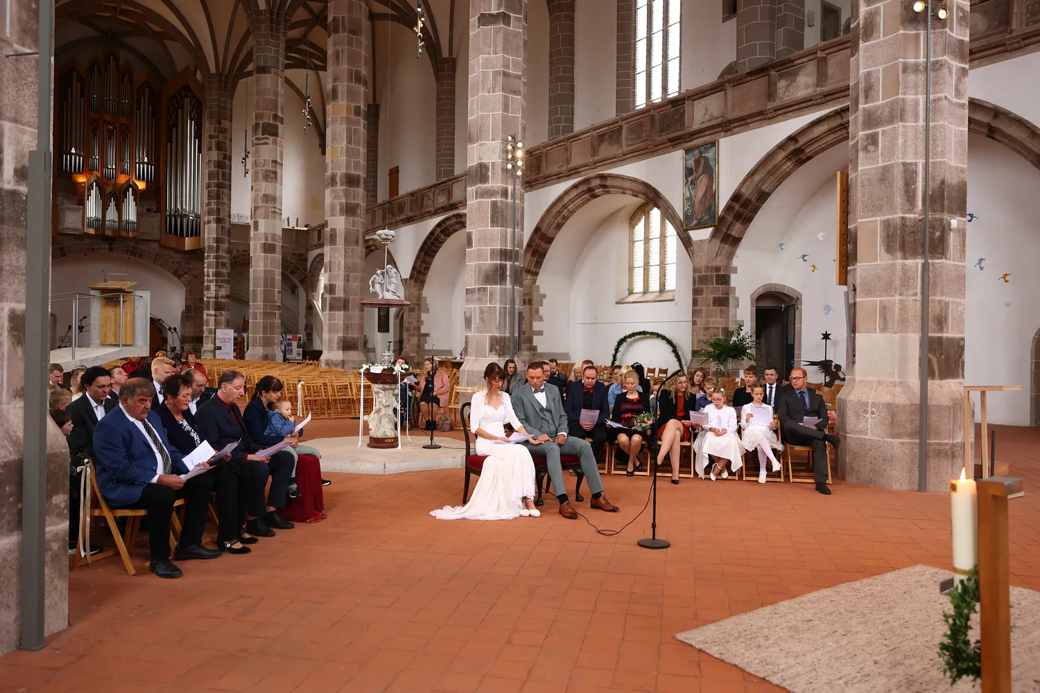 Berührender Moment des Brautpaares bei der Trauung