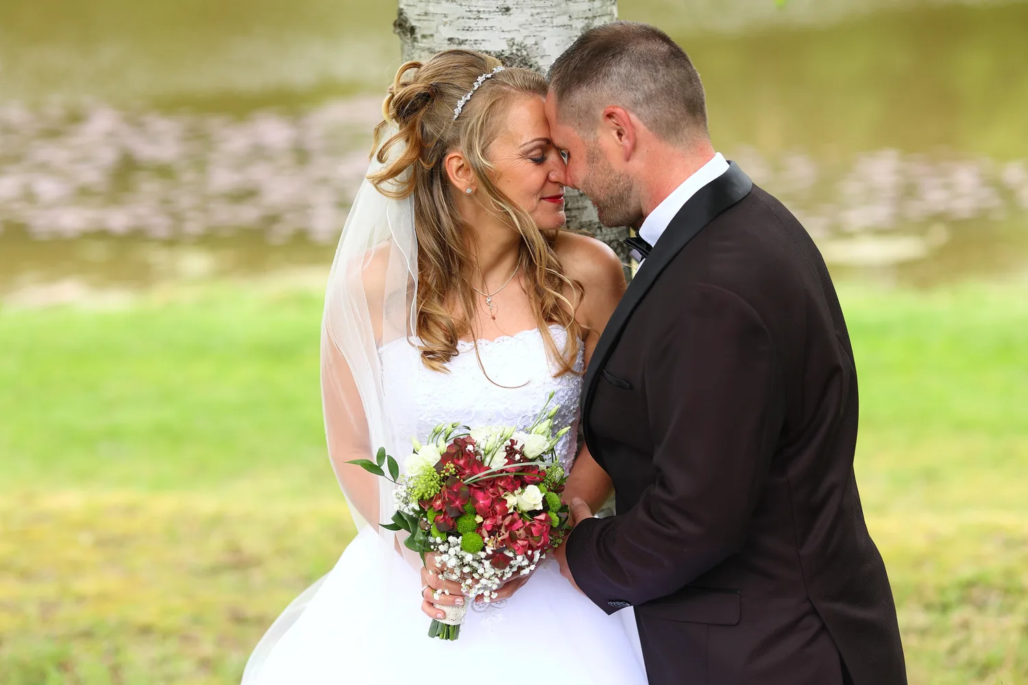 Inniger Moment eines Brautpaares beim Paarshooting