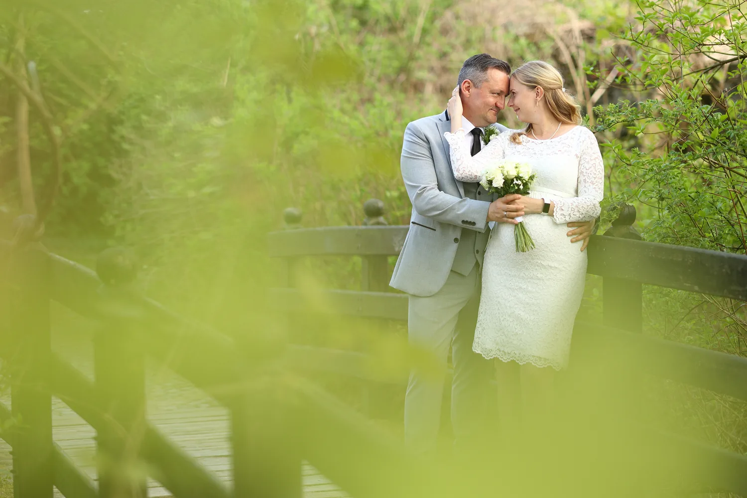 Inniger Moment eines Brautpaares beim Paarshooting