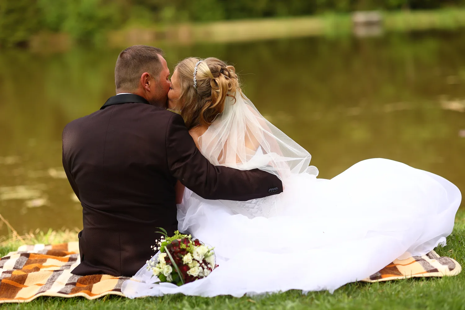 Echter Blick zwischen Braut und Bräutigam