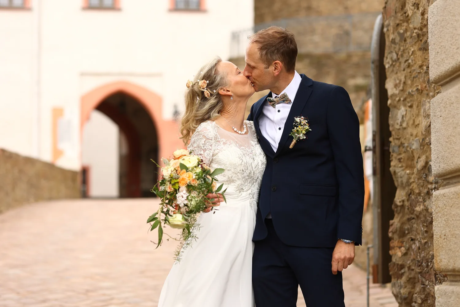 Inniger Moment eines Brautpaares beim Paarshooting