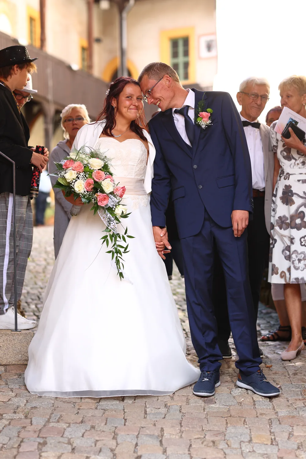 Ungestellter Moment eines Brautpaares