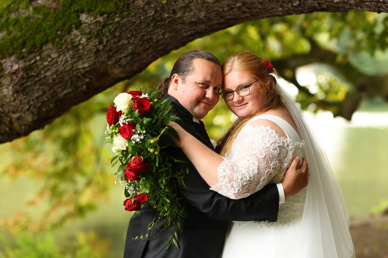 Inniger Moment eines Brautpaares beim Paarshooting