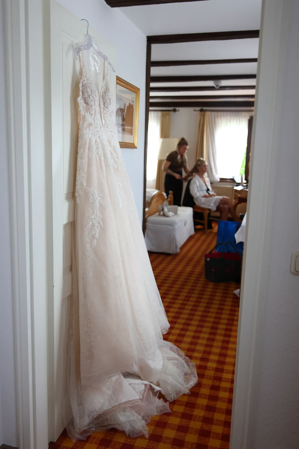 Ruhiger Moment der Braut beim Getting Ready