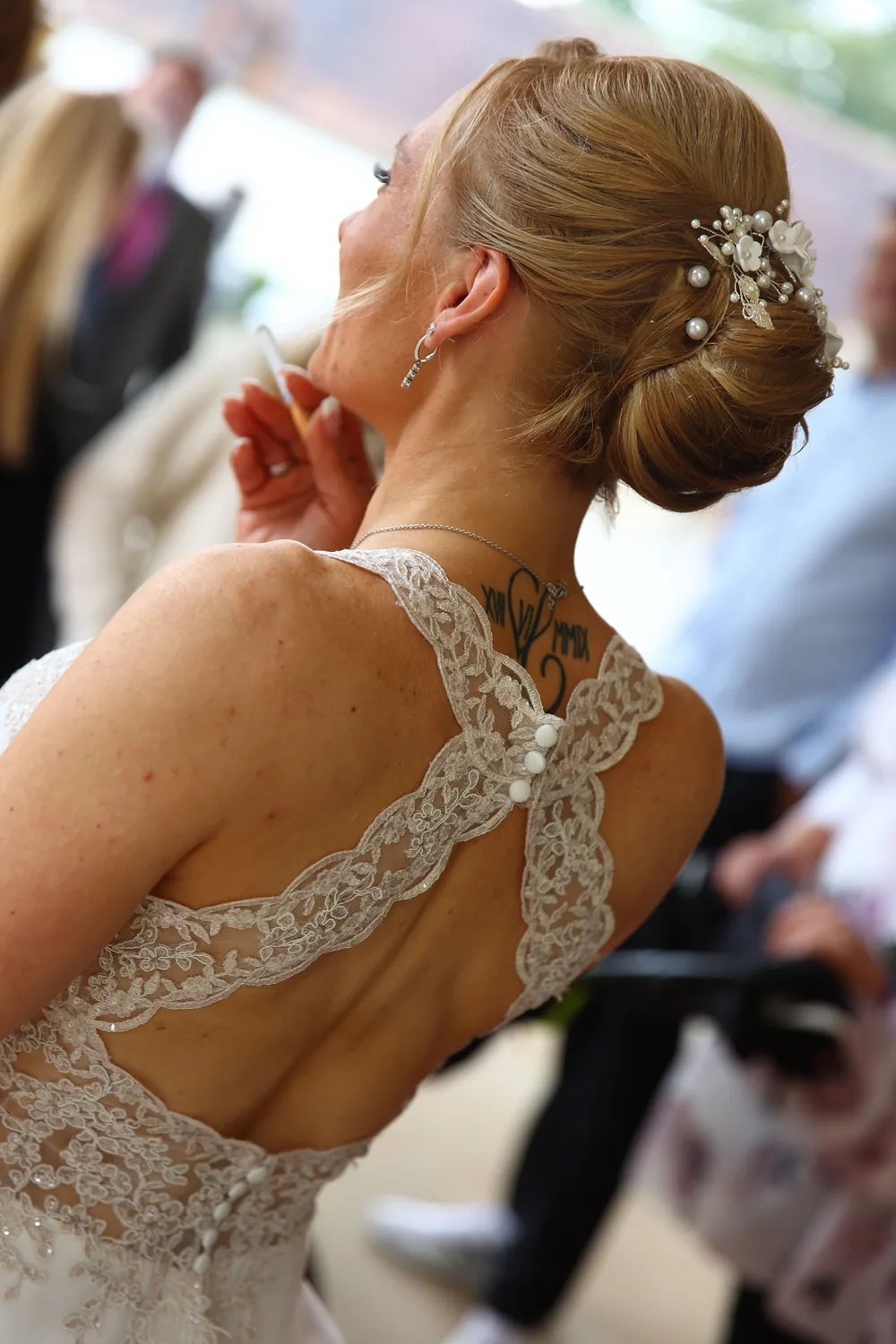 Liebevoller Augenblick während der Hochzeitsvorbereitung