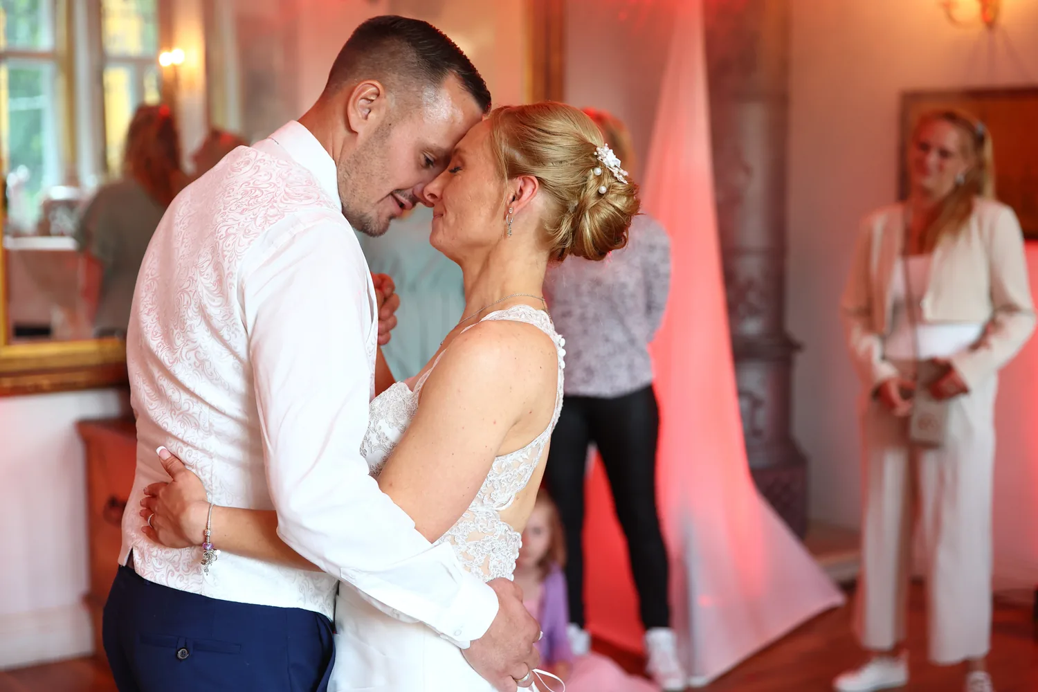 Echter ungestellter Augenblick am Hochzeitstag
