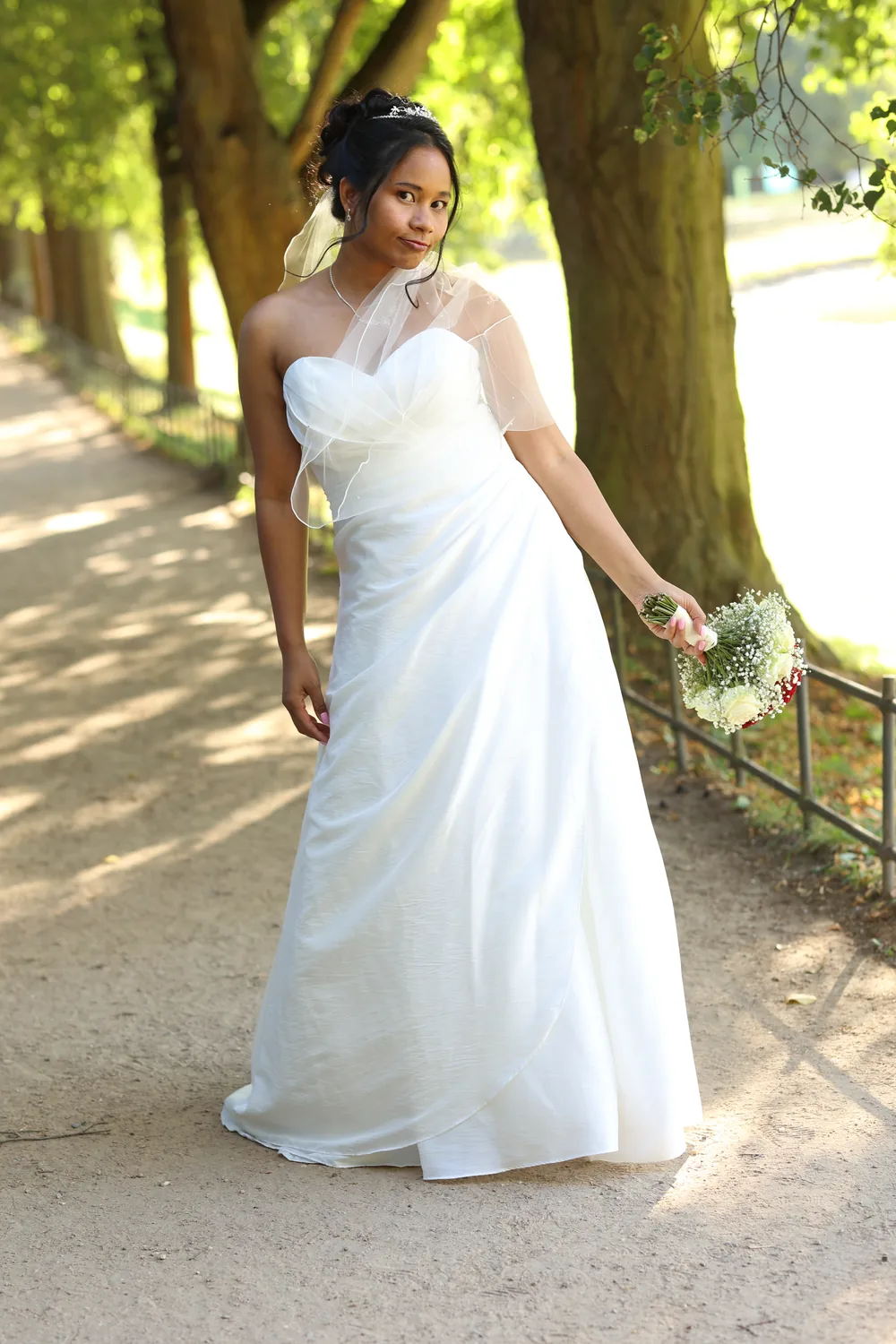 Inniger Moment eines Brautpaares beim Paarshooting